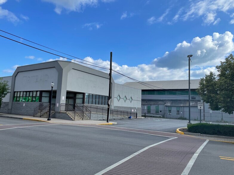 More Photos Of 124 S Front St, Harrisburg Drugstore For Lease