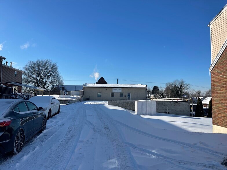 More Photos Of 537 Lincoln Hwy, East McKeesport Storefront For Sale