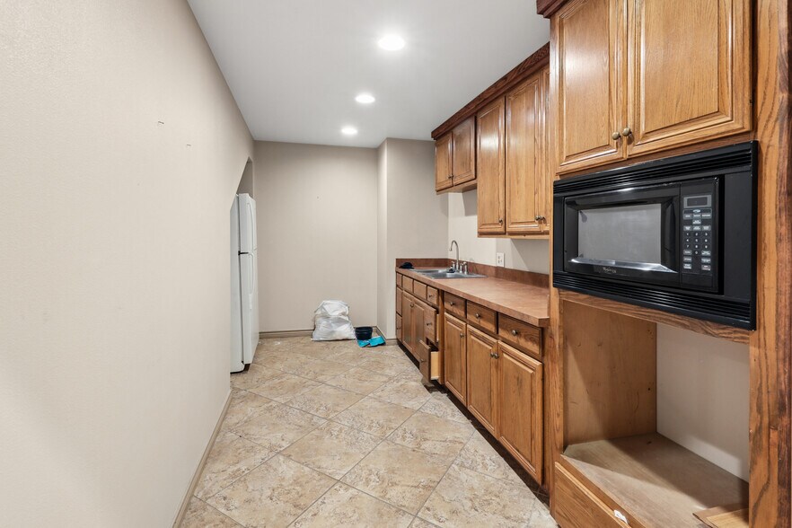 More Photos Of 2604 S IH 35, Belton Flex For Lease
