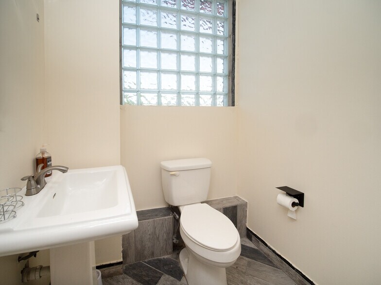 More Photos Of 916 Hempstead Dr, Cincinnati General Retail For Lease