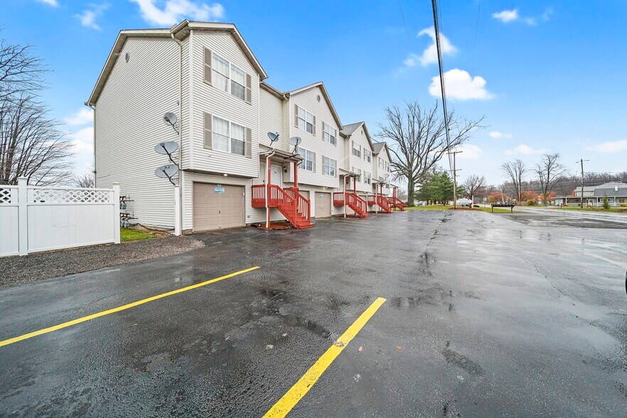 Primary Photo Of 6037 Lake Rd W, Ashtabula Apartments For Sale