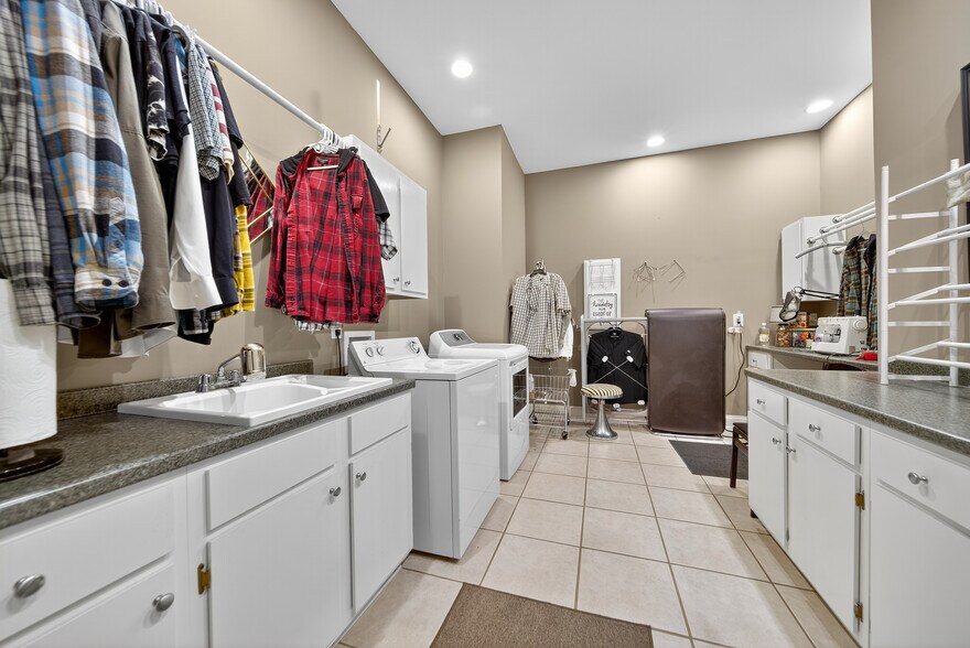 More Photos Of 109 7th Ave E, Springfield Flex For Sale