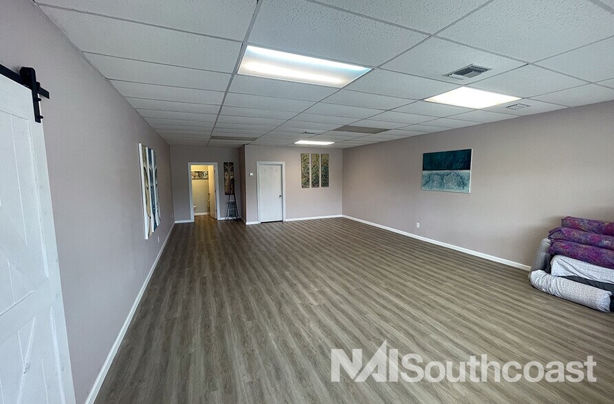 More Photos Of 2327-2331 NE Dixie Hwy, Jensen Beach General Retail For Lease