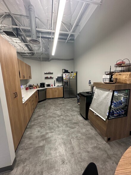 More Photos Of 733 Green Crest Dr, Westerville Research And Development For Lease