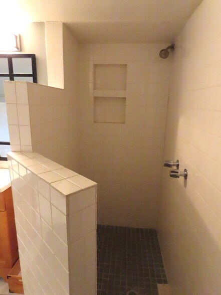 More Photos Of 1923 S Beckham Ave, Tyler Office Residential For Lease