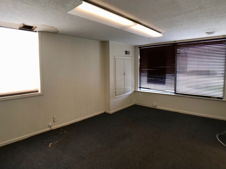 More Photos Of 705 E Park Ave, Libertyville Light Distribution For Lease