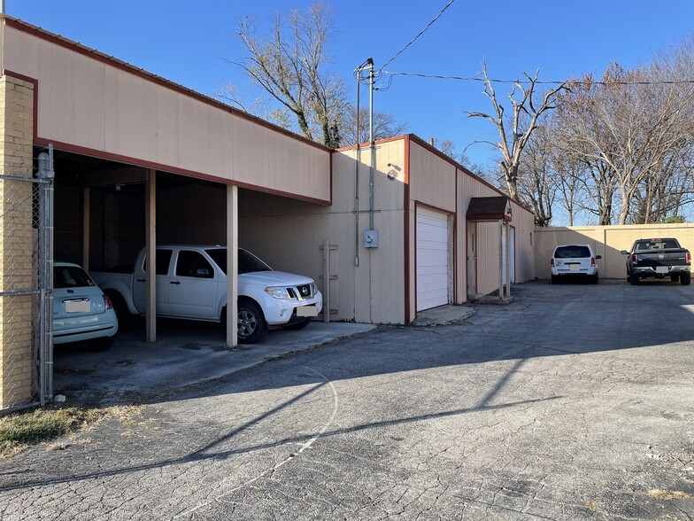 More Photos Of 219 & 303 W Chase st, Springfield Light Distribution For Lease