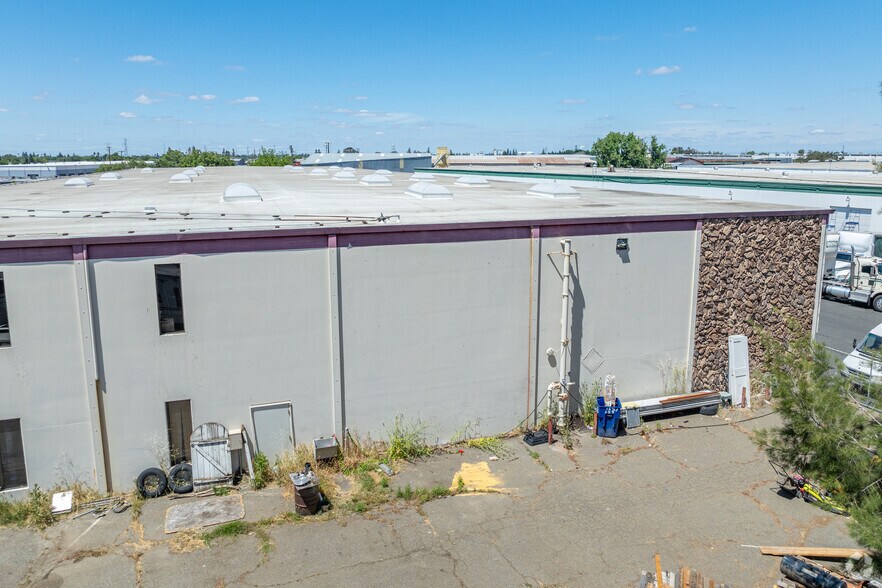 More Photos Of 8165 Signal Ct, Sacramento Warehouse For Sale