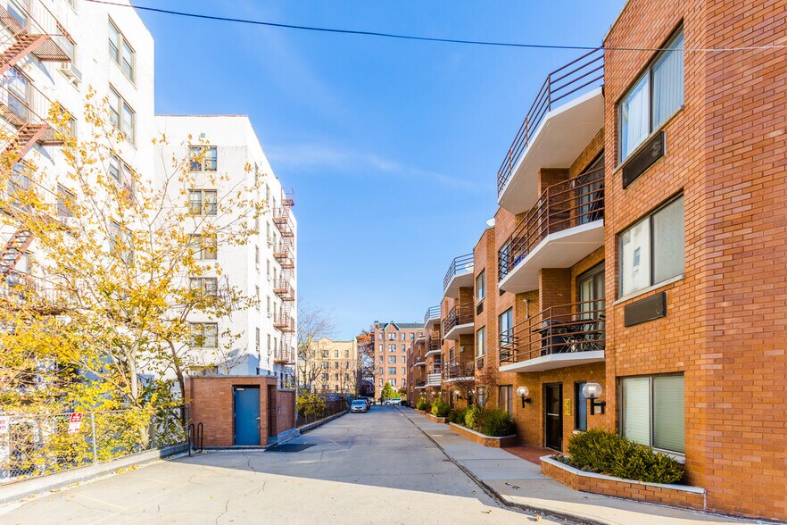 More Photos Of 11940 Metropolitan Ave, Kew Gardens Land For Lease