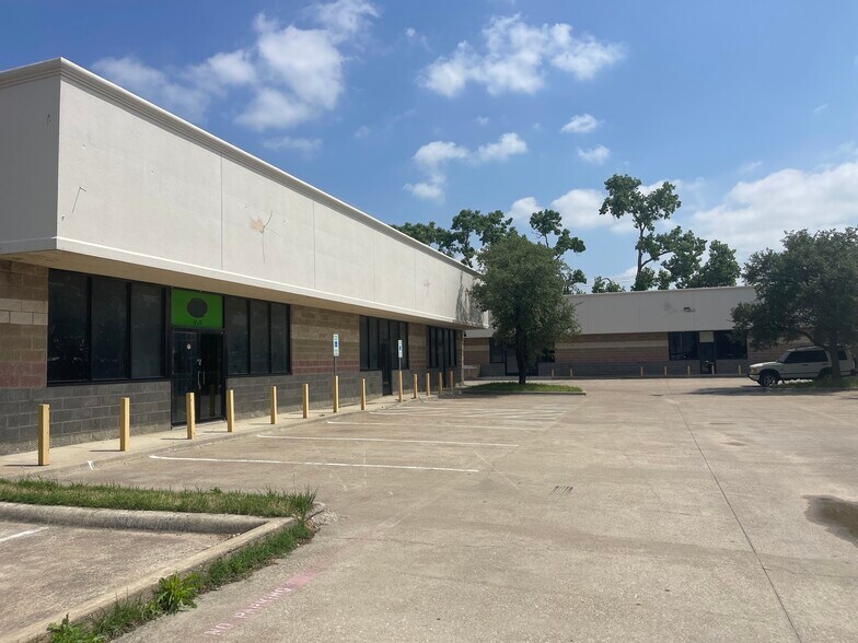 More Photos Of 2020 W Northwest Hwy, Dallas Freestanding For Sale