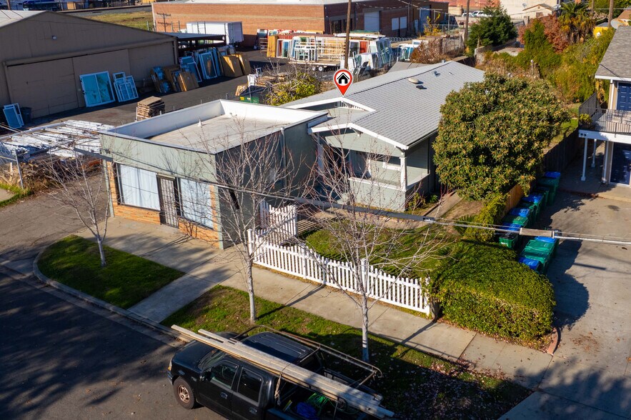 More Photos Of 115 E Walnut St, Lodi Freestanding For Sale