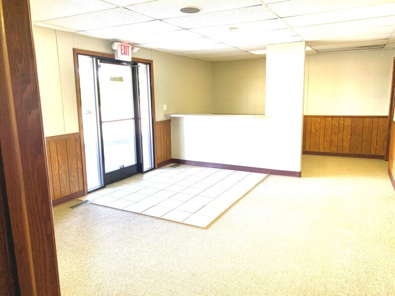 More Photos Of 10405 US Highway 59, Grove Medical For Lease