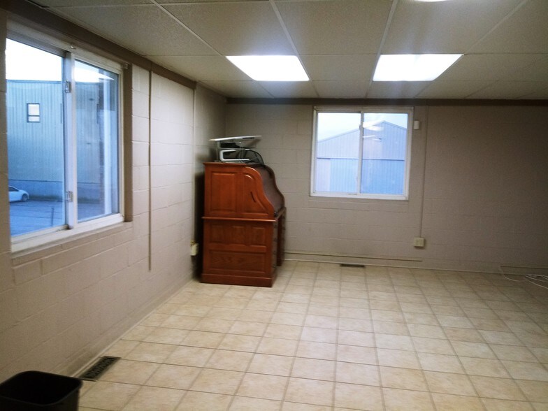 More Photos Of 8870 Frost Ave, Saint Louis Service For Lease