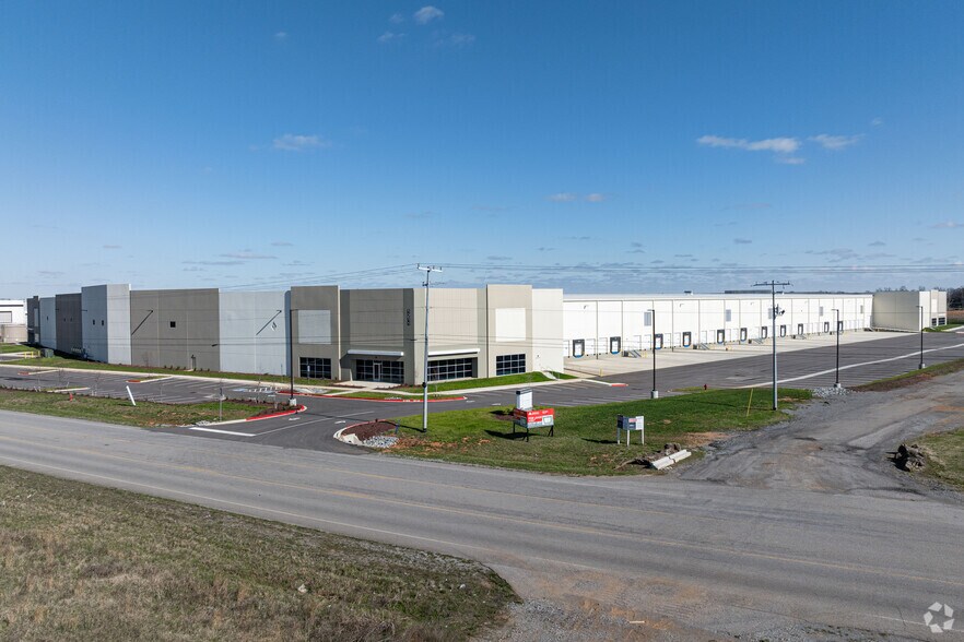 More Photos Of 1211 Vaughn Pky, Portland Distribution For Lease