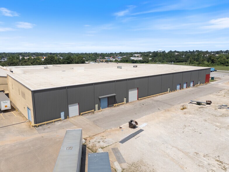 More Photos Of 400-402 W New Hope Rd, Rogers Manufacturing For Lease