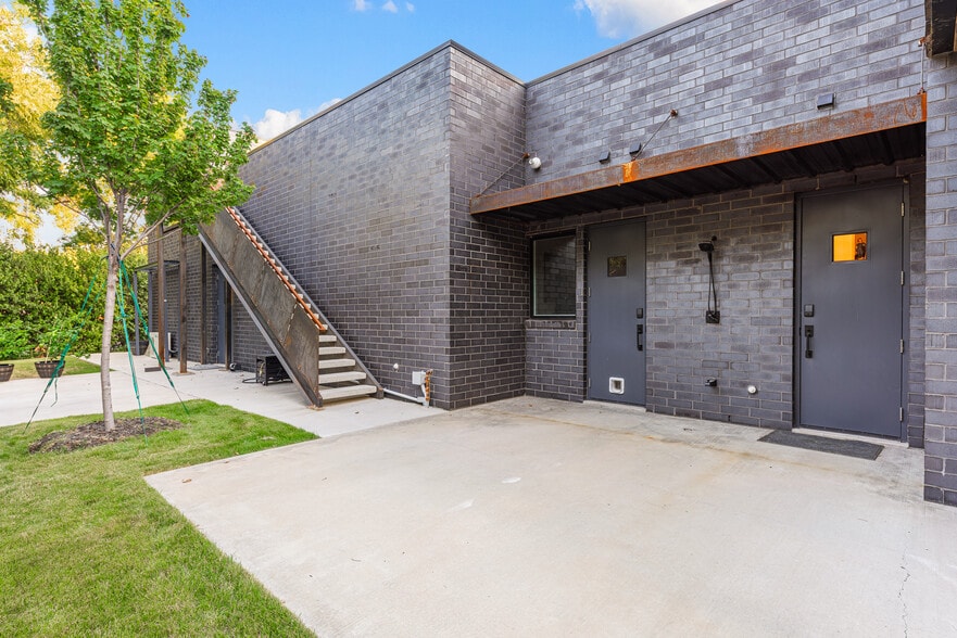 More Photos Of 4798 Iberia Ave, Dallas Office For Sale