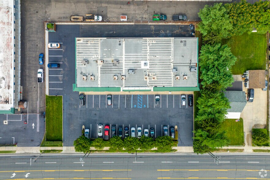 More Photos Of 1656 Fifth Ave, Bay Shore Unknown For Lease