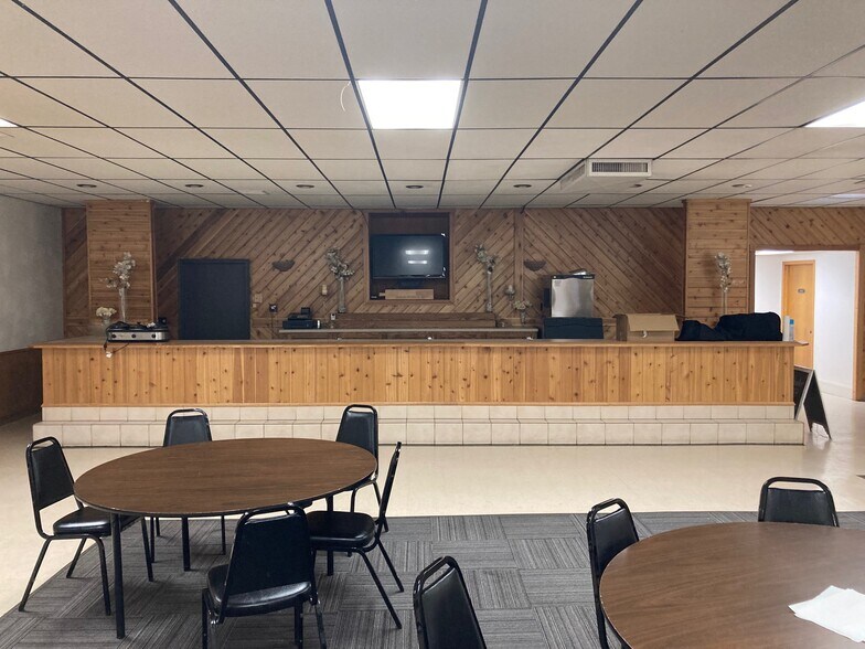 More Photos Of 220 Towner Ave, Larimore Flex For Sale