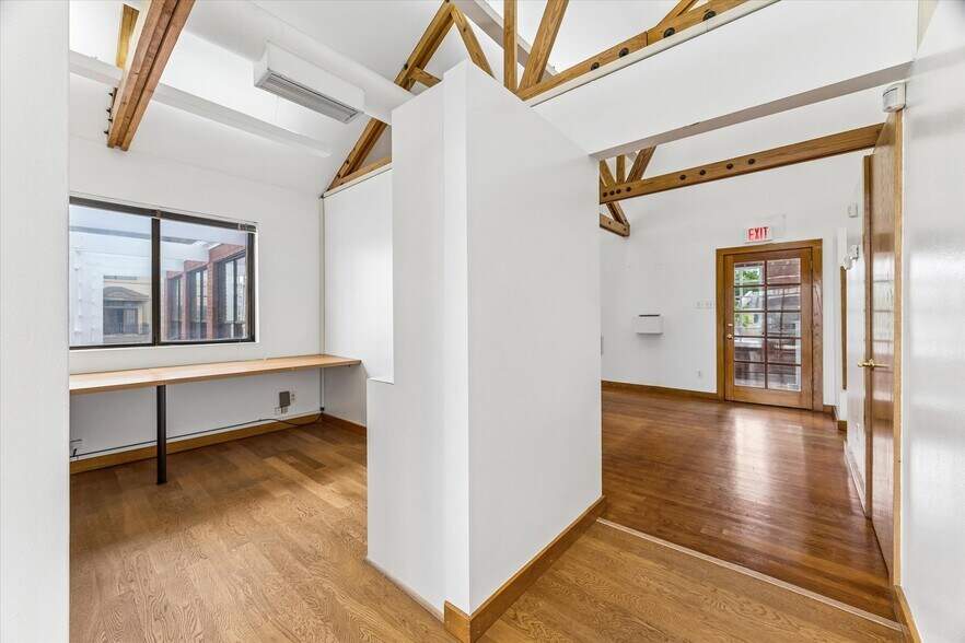 More Photos Of 2402 Commonwealth St, Houston Office For Sale