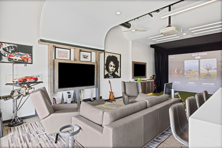 More Photos Of 135 W Speed Way, Pontiac Showroom For Sale