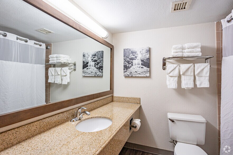 More Photos Of 2910 Fort Campbell Blvd, Hopkinsville Hotel For Sale