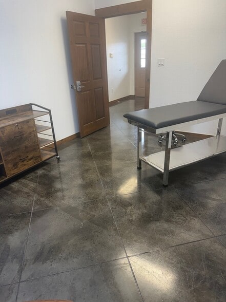 More Photos Of 2050 US-290 Hwy, Dripping Springs Office For Lease