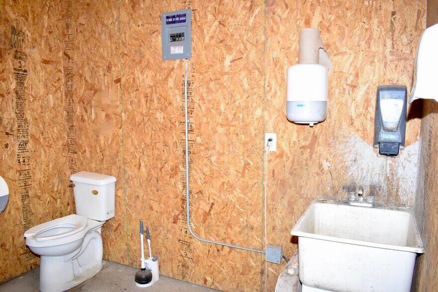 More Photos Of 1009 2nd st, Brady Industrial For Sale