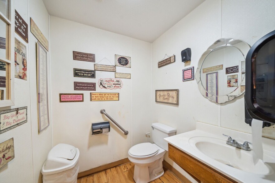 More Photos Of 319 E Illinois Ave, Vinita Restaurant For Sale