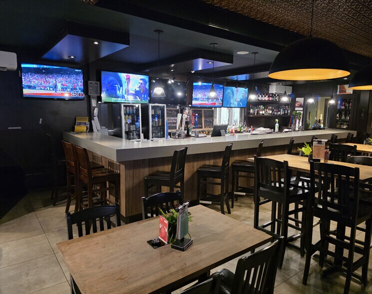 More Photos Of 72 James St, Parry Sound Hotel For Sale