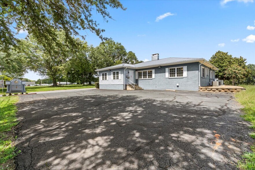 More Photos Of 492 W Main St, Forest City Freestanding For Sale
