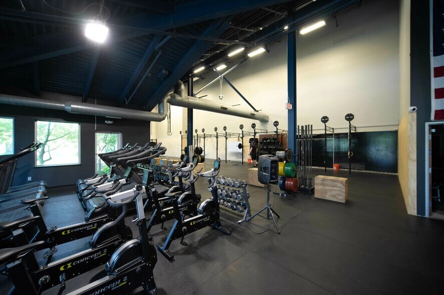 More Photos Of 3770 Dixie Hwy, Waterford Showroom For Sale