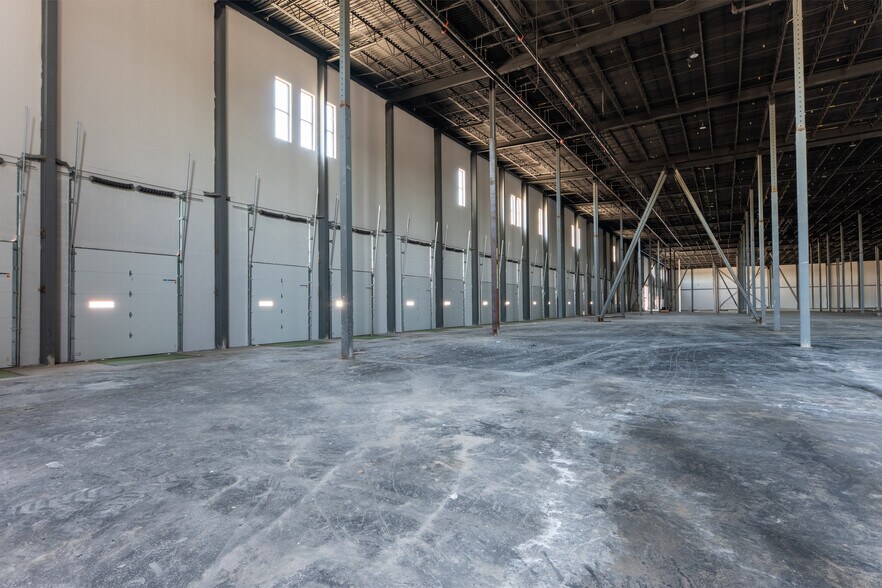 More Photos Of 102 Dolson Ave, Middletown Distribution For Lease
