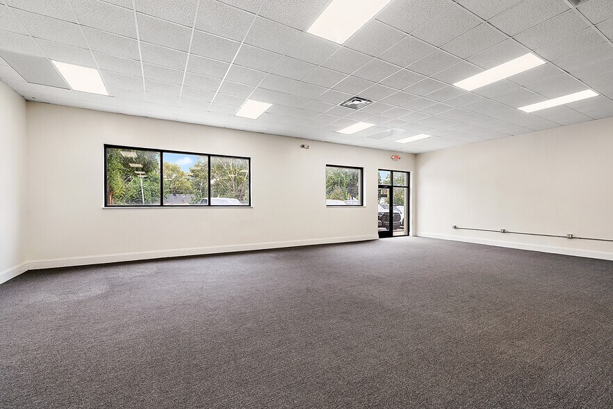 More Photos Of 10840-10850 W 9 Mile Rd, Oak Park Freestanding For Lease