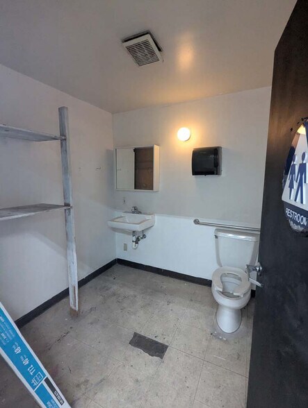 More Photos Of 6662-6666 Hollywood Blvd, Los Angeles Storefront For Sale