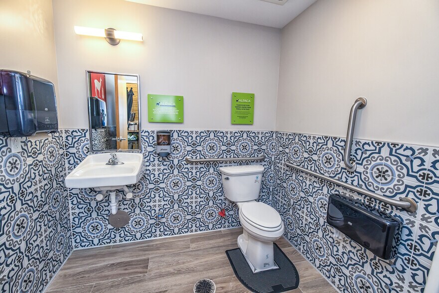 More Photos Of 5028 Southport Crossing Way, Southport Restaurant For Lease