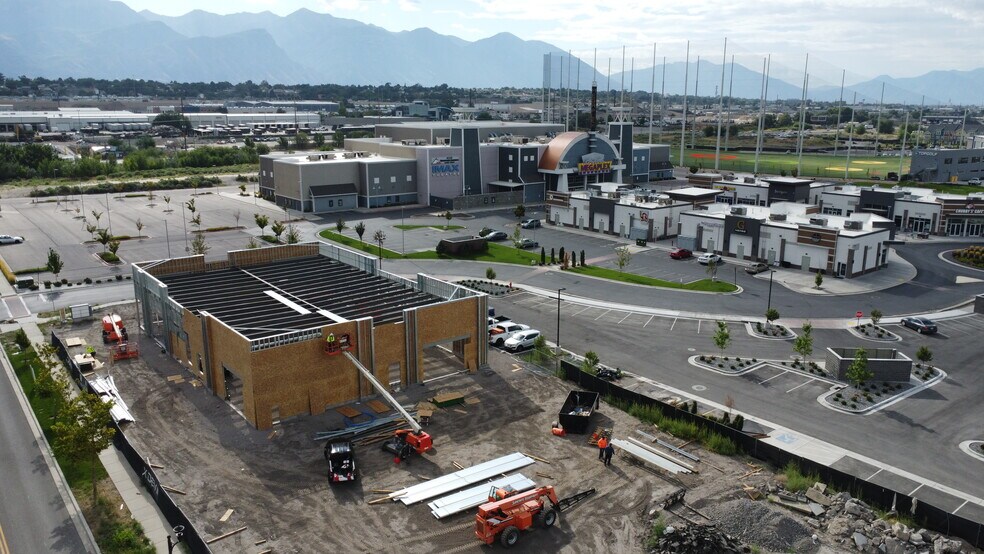 More Photos Of 634 N Mill Road, Vineyard Storefront Retail Office For Lease