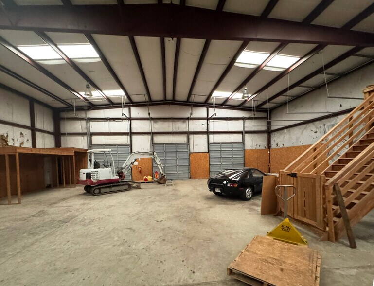 More Photos Of 1461 White Cir, Marietta Warehouse For Lease
