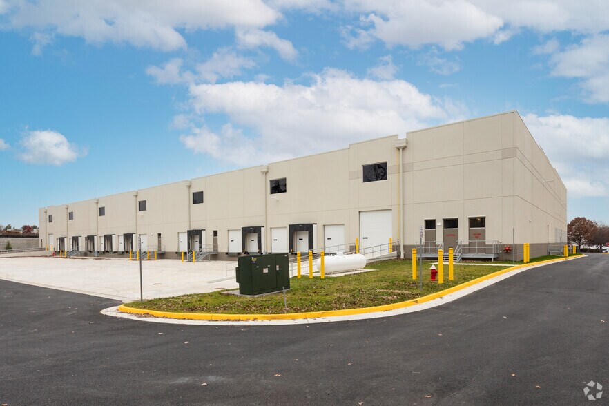 More Photos Of 44211 Mercure, Sterling Warehouse For Lease