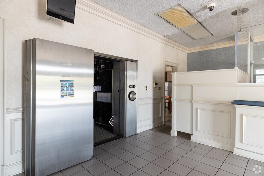 More Photos Of 2505 Abercorn St, Savannah Bank For Lease