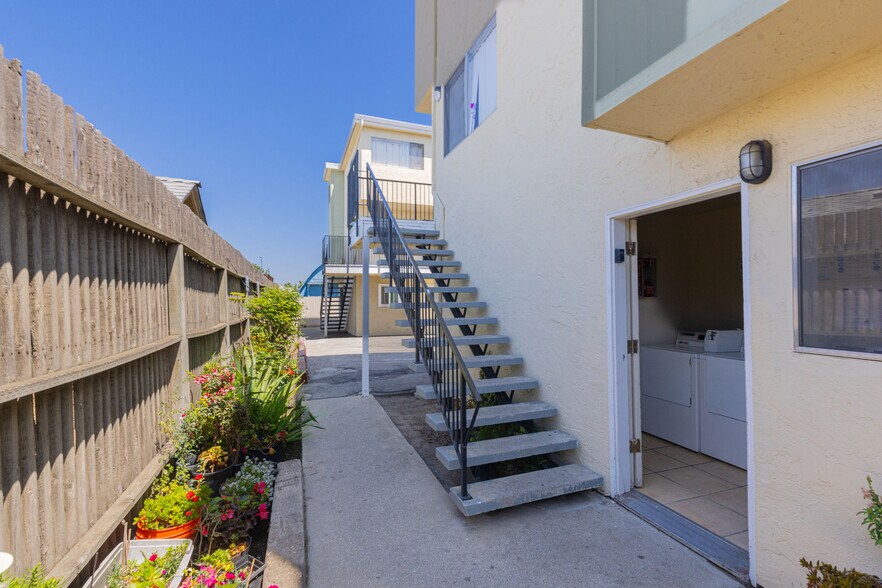 More Photos Of 75 N Hebbron Ave, Salinas Apartments For Sale