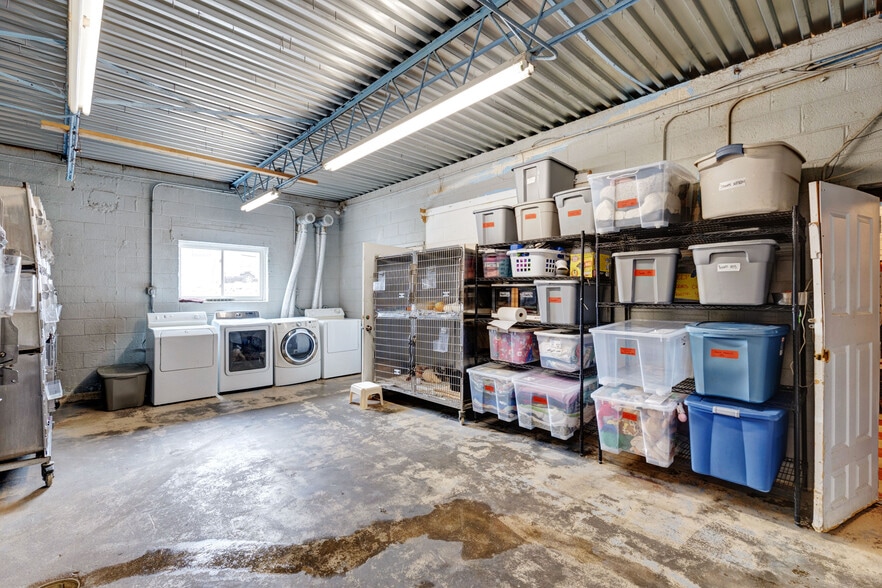 More Photos Of 5918 Broadmoor St, Mission Freestanding For Lease