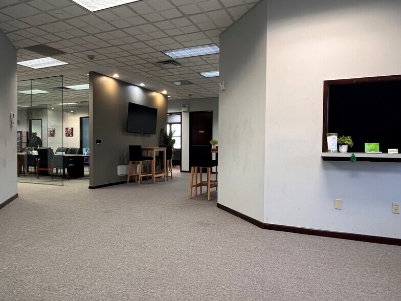 More Photos Of 301 Ruthar Dr, Newark Flex For Lease