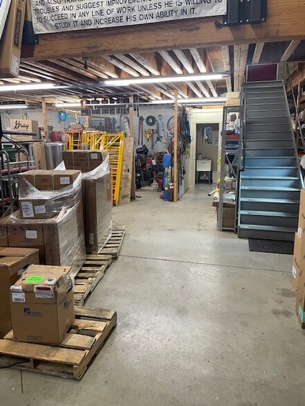 More Photos Of 6181 Kellers Church Rd, Plumsteadville Light Distribution For Sale