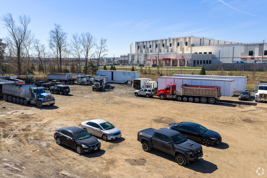 More Photos Of 25119-25137 Arcola Mills Dr, Sterling Land For Lease