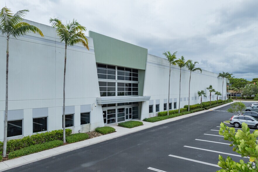 More Photos Of 400 Hillsboro Technology Dr, Deerfield Beach Distribution For Lease