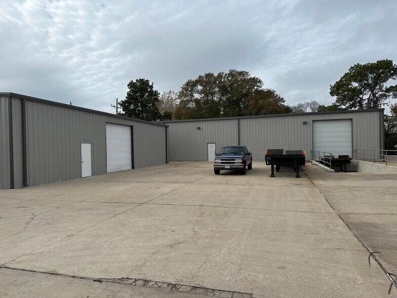 More Photos Of 2614 Industrial Ln, Conroe Warehouse For Sale