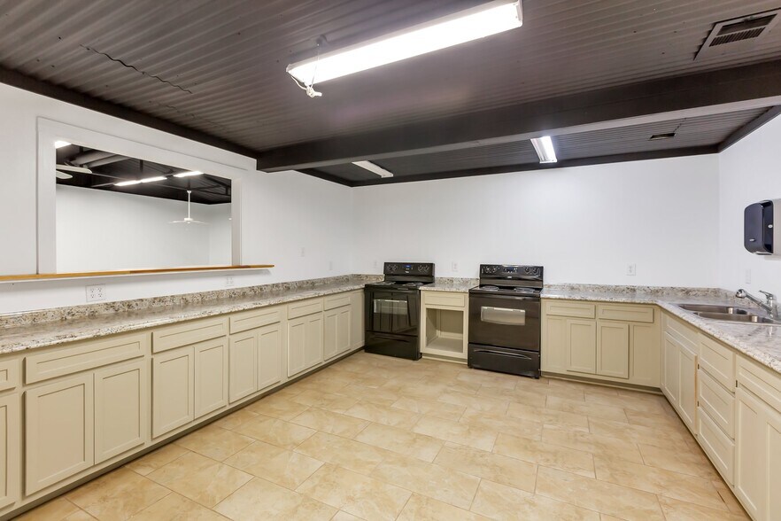 More Photos Of 1715 N FM Road 51, Springtown Flex For Sale