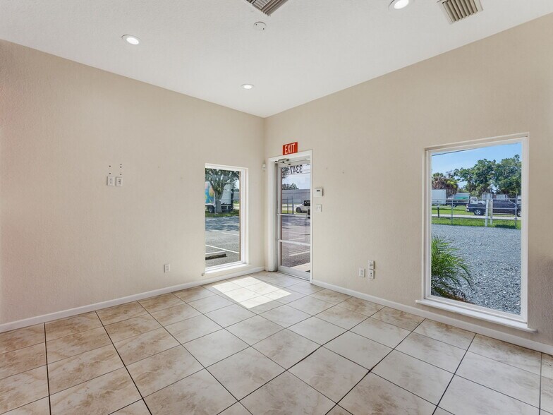 More Photos Of 3347 SW 7th St, Ocala Distribution For Sale