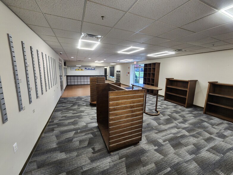 More Photos Of 1112 Shive Ln, Bowling Green Showroom For Sale