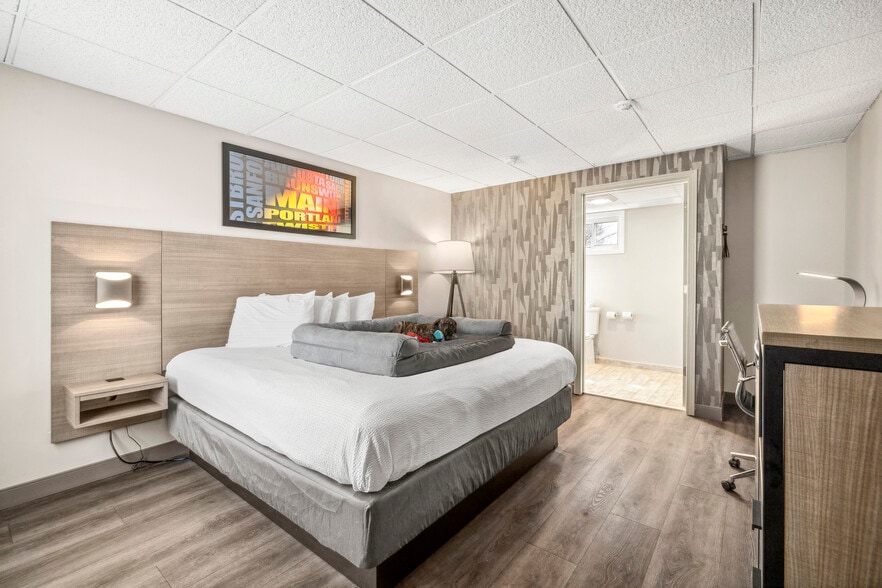 More Photos Of 455 Kennedy Memorial Dr, Waterville Hotel For Sale